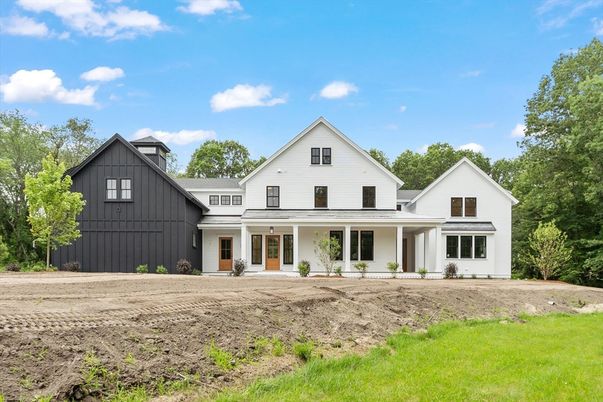 Exterior, Facade, Farmhouse