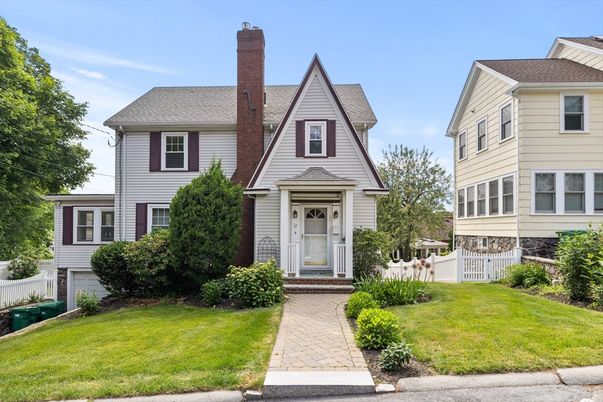 Attached, Exterior, Facade, Queen Anne Victorian