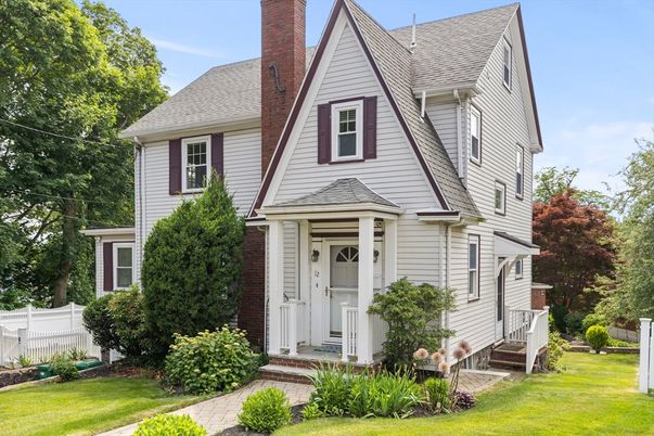 Exterior, Facade, Brick Facade, Queen Anne Victorian