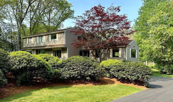 Exterior, Facade, Raised Ranch