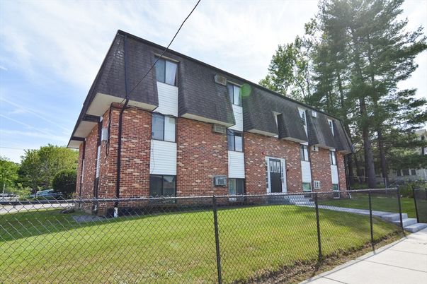 Exterior, Facade, Brick Facade, Rowhouse