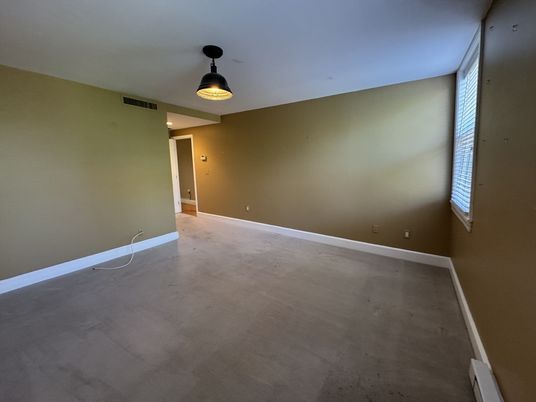 Empty room, Interior