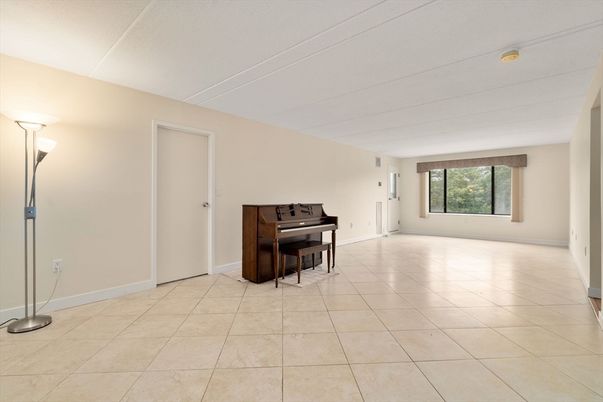 Interior, Piano