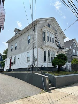 Attached, Exterior, Facade, Queen Anne Victorian