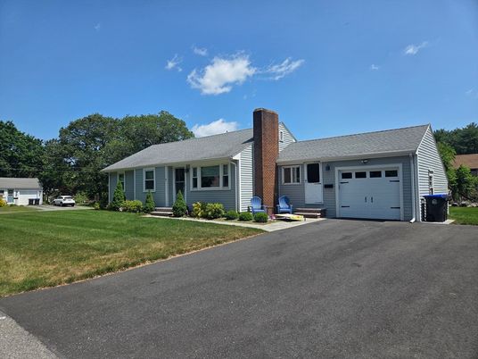 Attached, Exterior, Facade, Cape Cod