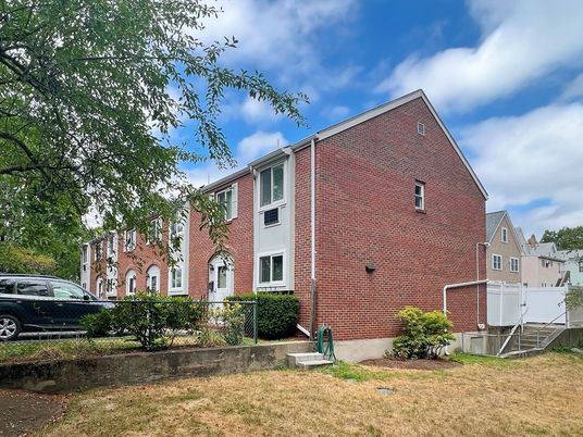 Exterior, Facade, Brick Facade, Rowhouse