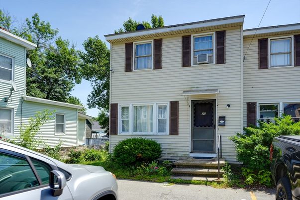 Exterior, Facade, Rowhouse