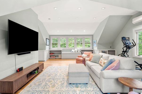 Fitness Equipment, Interior, Living room, Recessed Lighting, Wood Texture Flooring