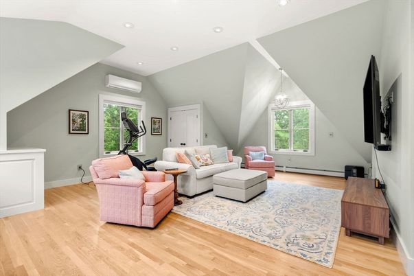 Fitness Equipment, Interior, Living room, Recessed Lighting, Wood Texture Flooring