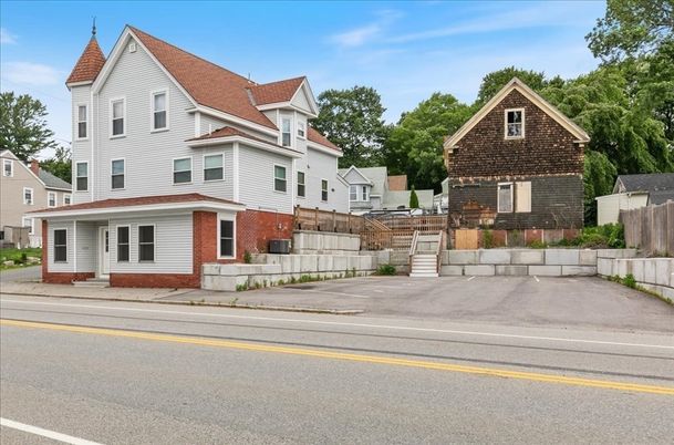 Exterior, Facade, Brick Facade, Queen Anne Victorian