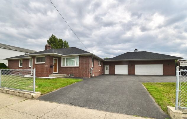 Attached, Exterior, Facade, Brick Facade, Ranch