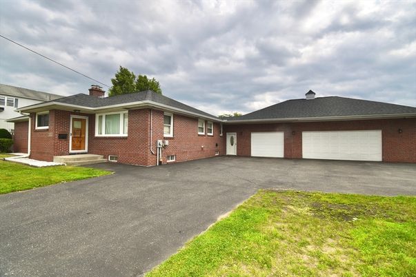 Attached, Exterior, Facade, Brick Facade, Ranch