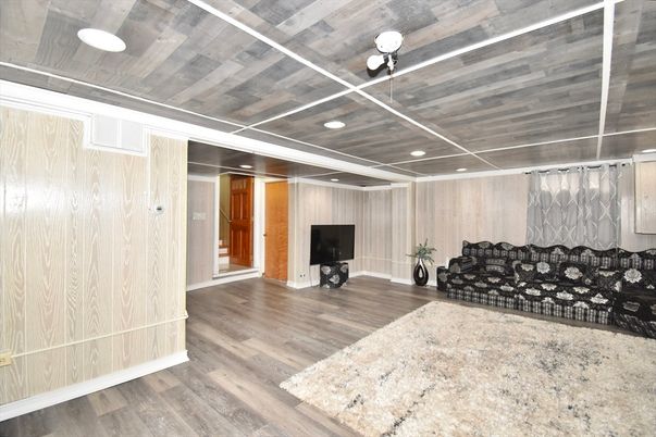 Interior, Recessed Lighting, Wood Texture Flooring