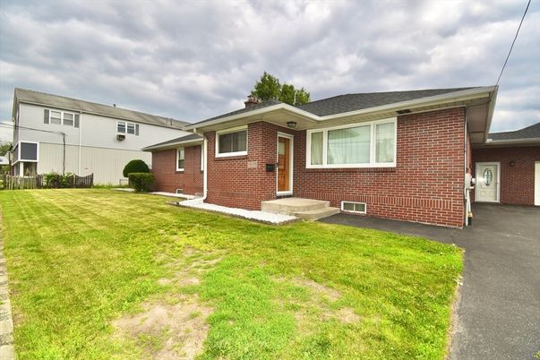 Backyard, Exterior, Facade, Brick Facade, Cape Cod