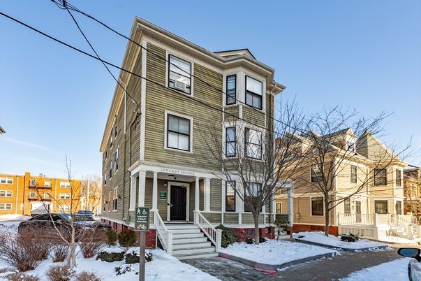 Exterior, Facade, Rowhouse