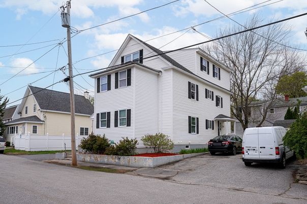 Attached, Exterior, Facade, Queen Anne Victorian