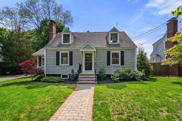 Exterior, Facade, Cape Cod