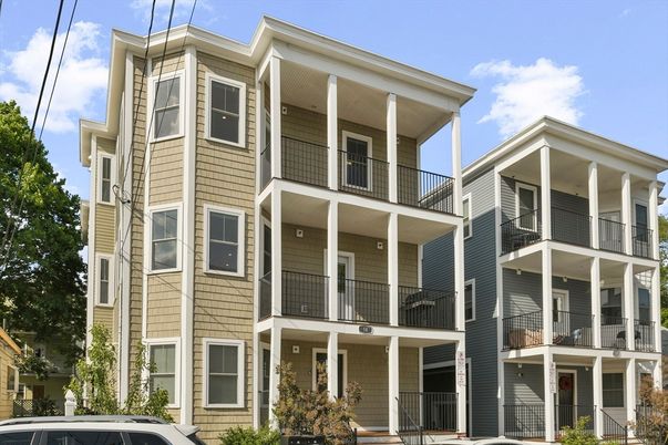 Exterior, Facade, Rowhouse