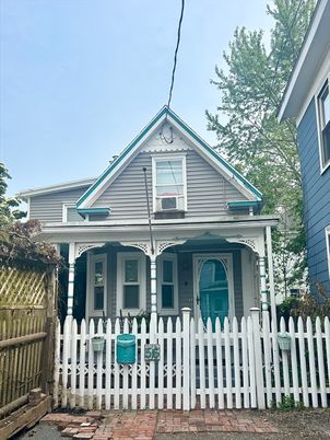 Exterior, Facade, Queen Anne Victorian