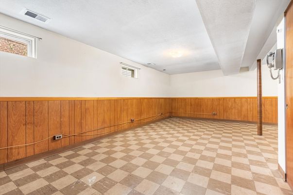 Empty room, Interior