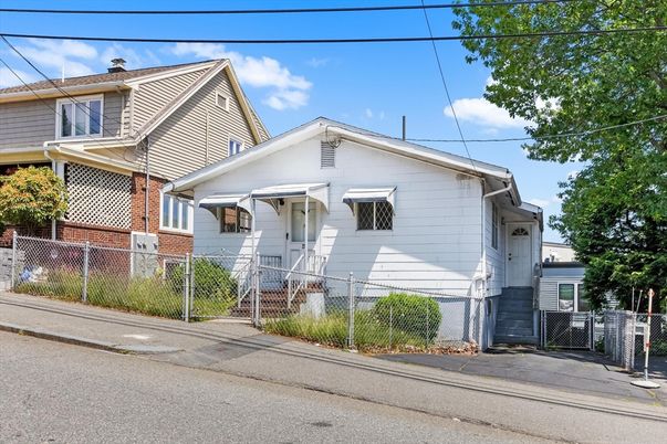 Exterior, Facade, Queen Anne Victorian