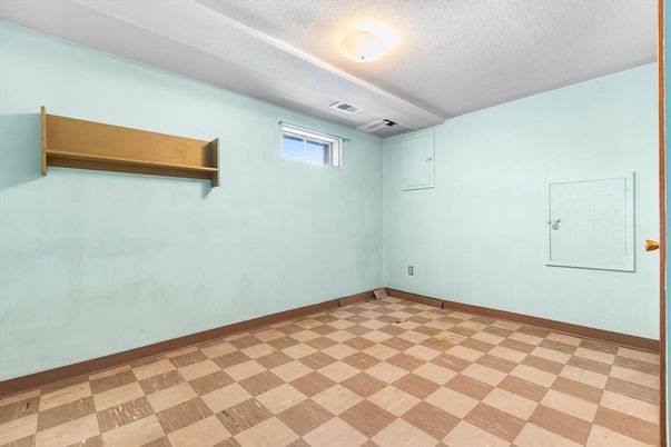 Empty room, Interior