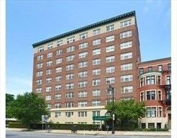 Exterior, Facade, Brick Facade, Chicago School
