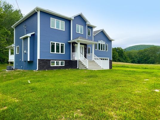 Attached, Backyard, Exterior, Facade, Queen Anne Victorian