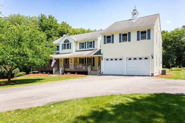 Attached, Exterior, Facade, Farmhouse