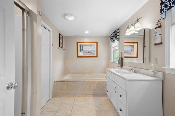 Bathroom, Dual Sink Vanities, Interior, Recessed Lighting
