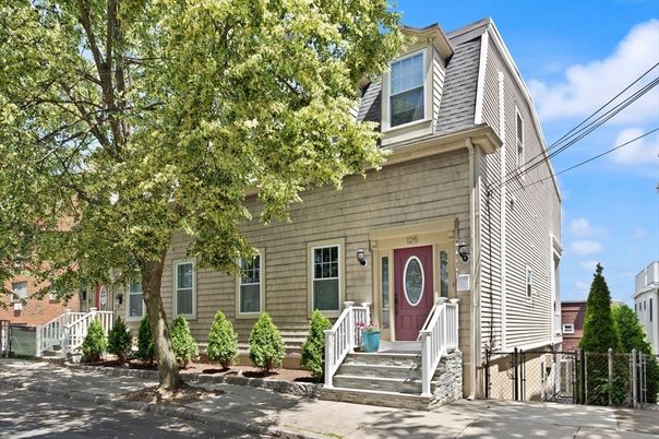 Exterior, Facade, Cape Cod