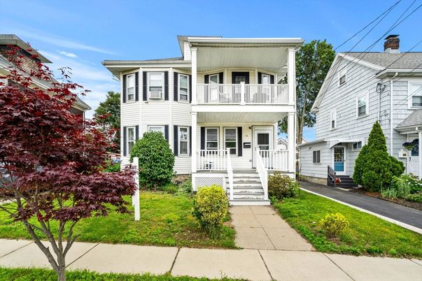 Exterior, Facade, American Foursquare