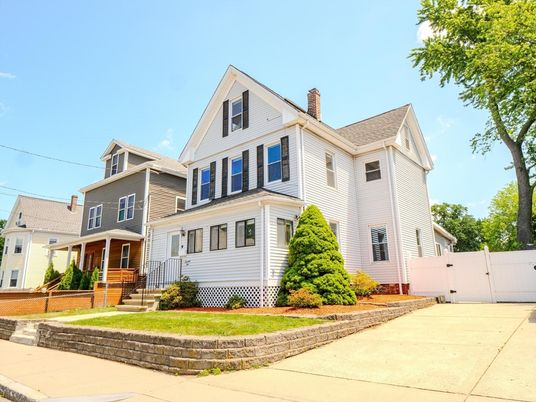 Exterior, Facade, Farmhouse