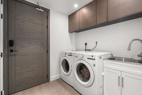 Interior, Recessed Lighting, Washer, Wood Texture Flooring