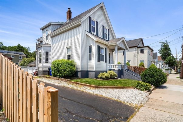 Exterior, Facade, Queen Anne Victorian