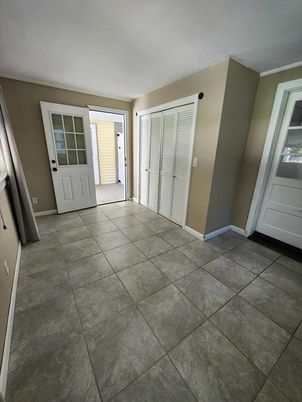Empty room, Interior