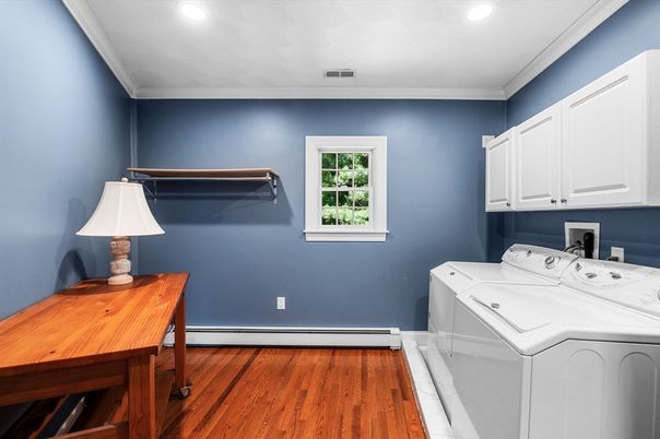 Interior, Recessed Lighting, Washer, Wood Texture Flooring