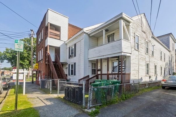Exterior, Facade, Rowhouse