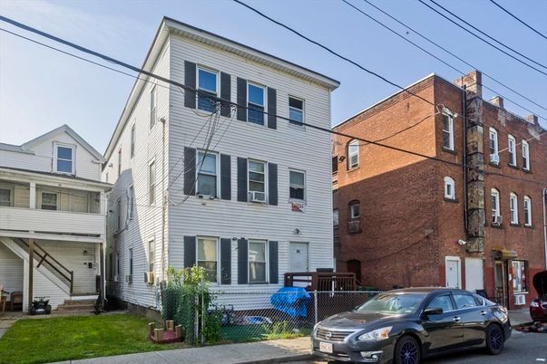 Exterior, Facade, Brick Facade, Rowhouse