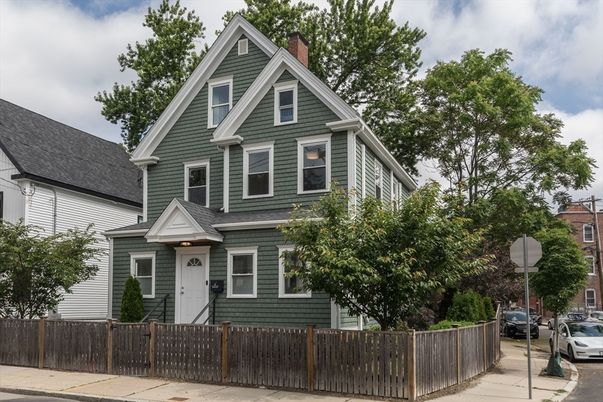Exterior, Facade, Queen Anne Victorian