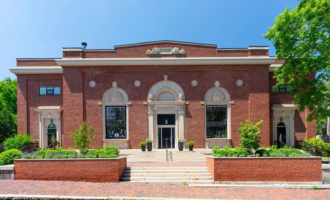Exterior, Facade, Brick Facade, Georgian