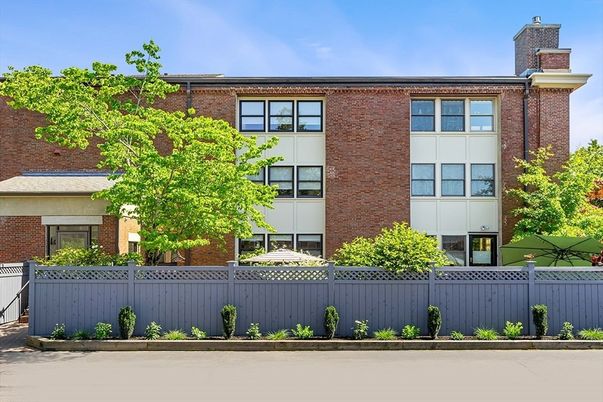 Exterior, Facade, Brick Facade, Rowhouse