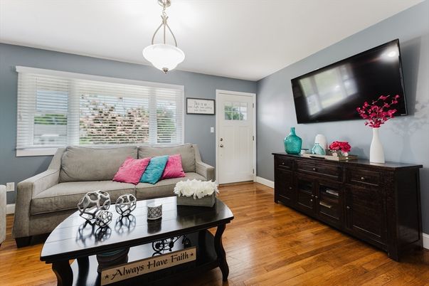 Interior, Living room, Pendant Lights, Wood Texture Flooring
