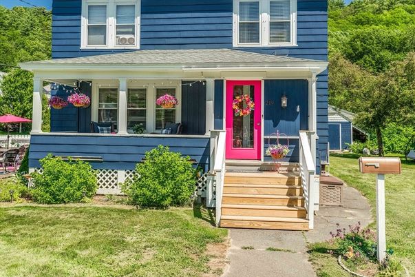 Exterior, Facade, American Foursquare