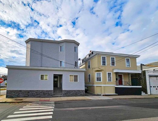 Attached, Exterior, Facade, American Foursquare