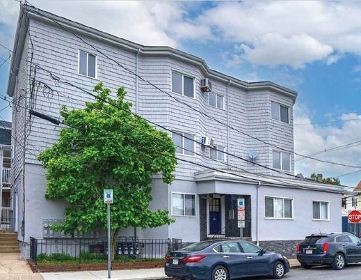 Exterior, Facade, Rowhouse