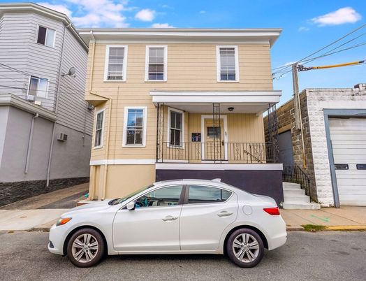 Exterior, Facade, Rowhouse