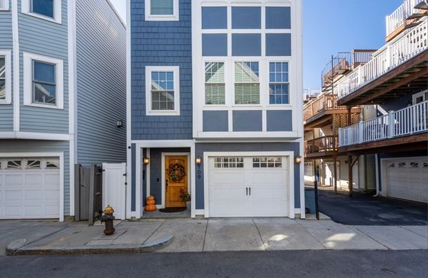 Attached, Exterior, Facade, Rowhouse