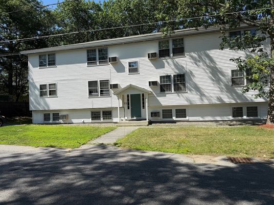 Exterior, Facade, Raised Ranch