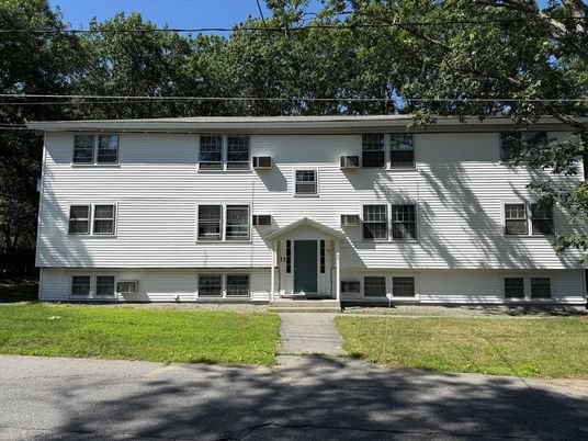 Exterior, Facade, Raised Ranch